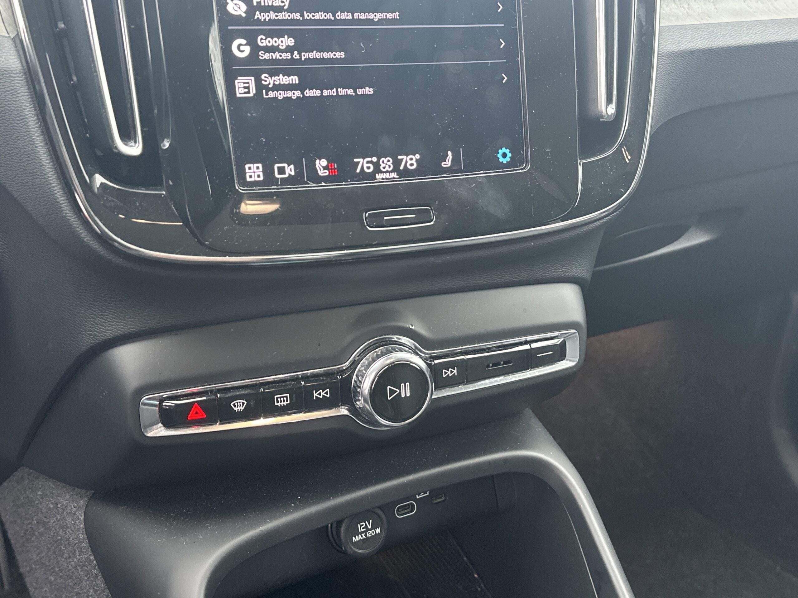2025 Volvo XC40 Ultra Dark Theme