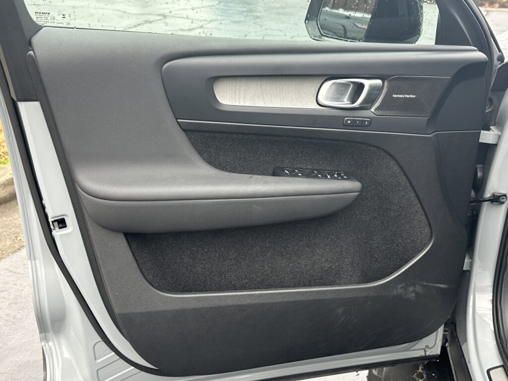 2025 Volvo XC40 Ultra Dark Theme