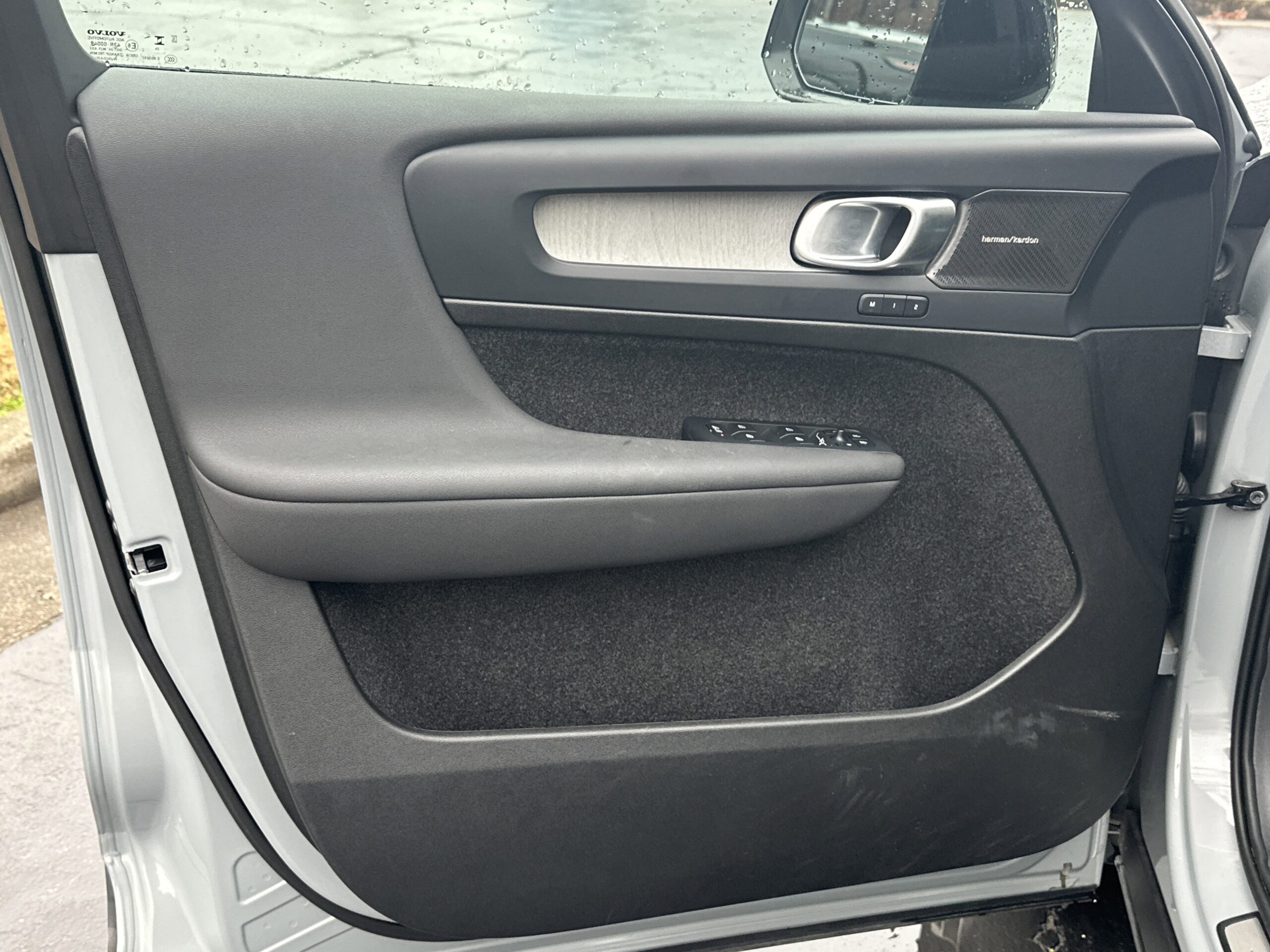 2025 Volvo XC40 Ultra Dark Theme