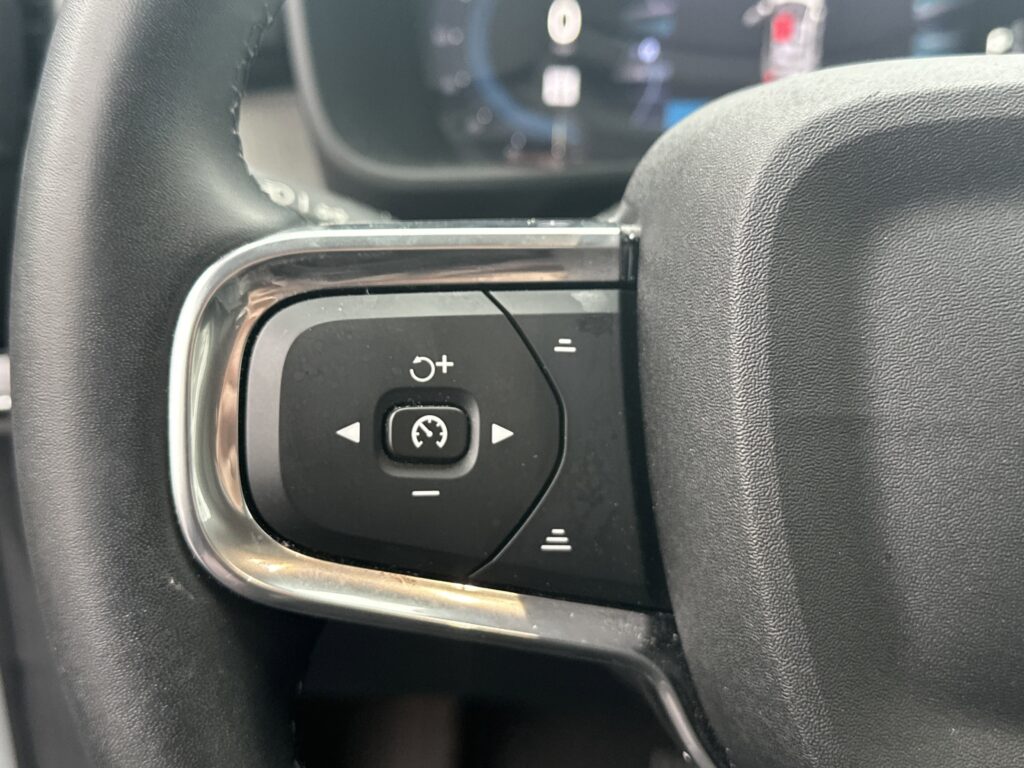 2025 Volvo XC40 Ultra Dark Theme