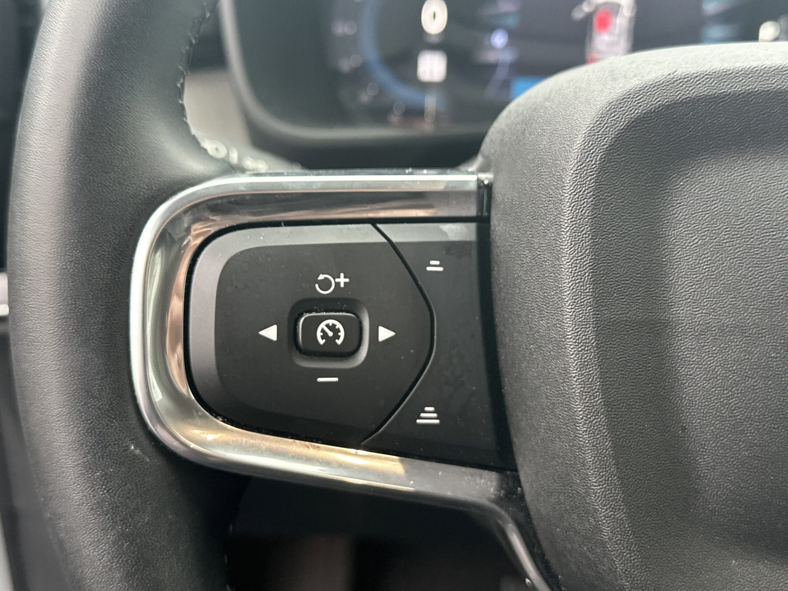 2025 Volvo XC40 Ultra Dark Theme