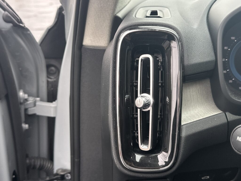 2025 Volvo XC40 Ultra Dark Theme