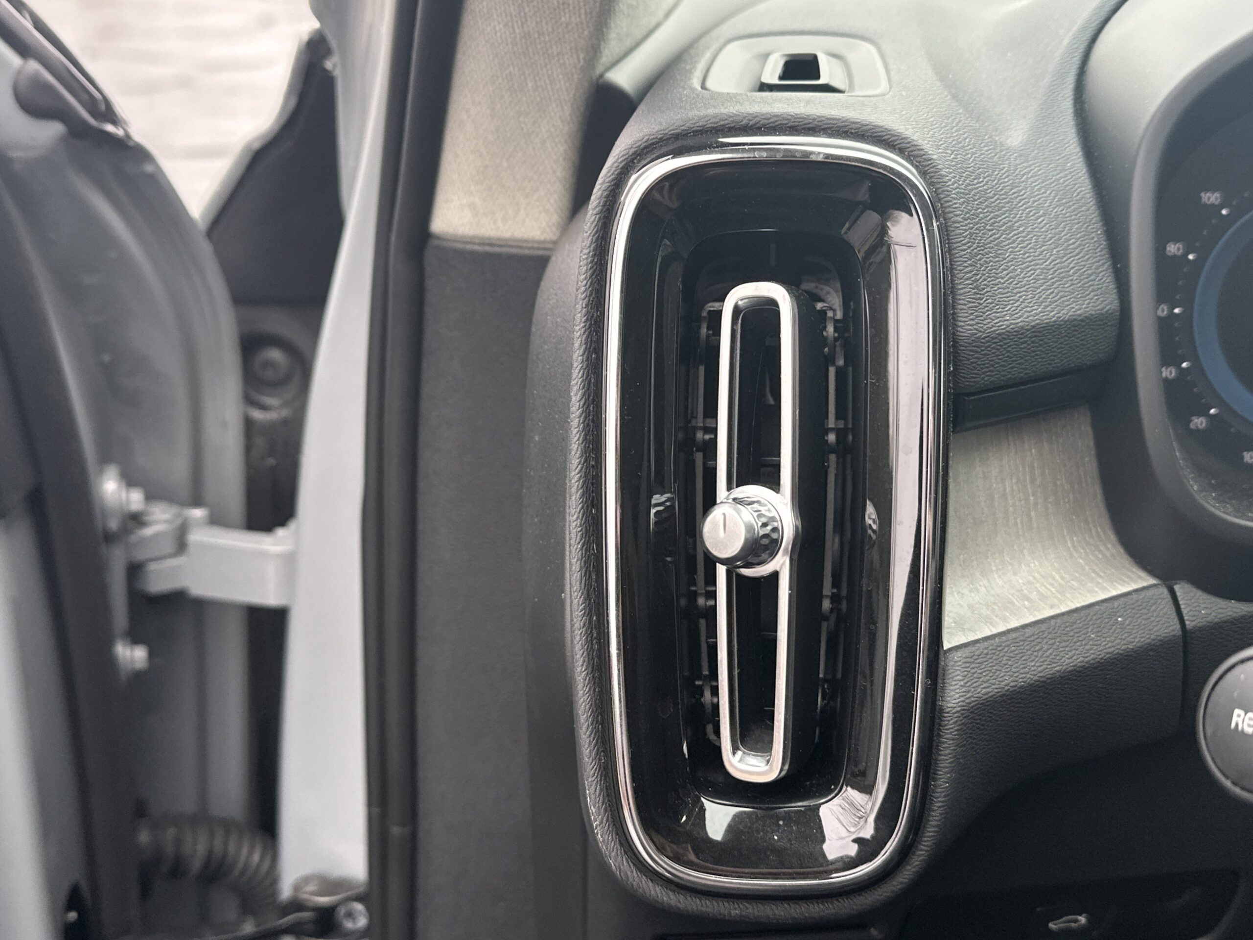 2025 Volvo XC40 Ultra Dark Theme