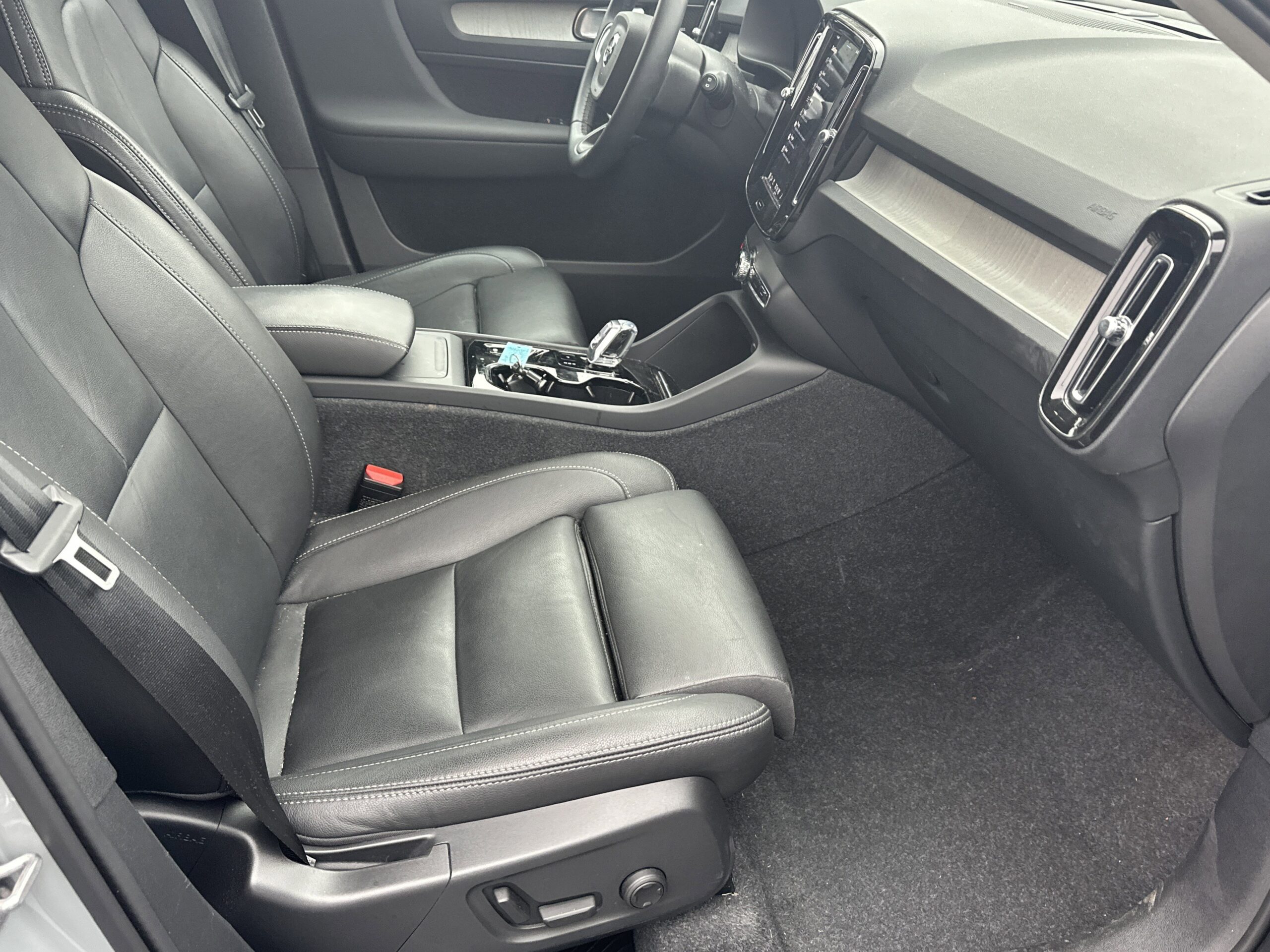 2025 Volvo XC40 Ultra Dark Theme