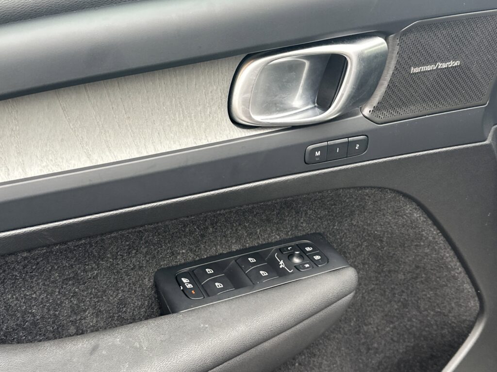 2025 Volvo XC40 Ultra Dark Theme