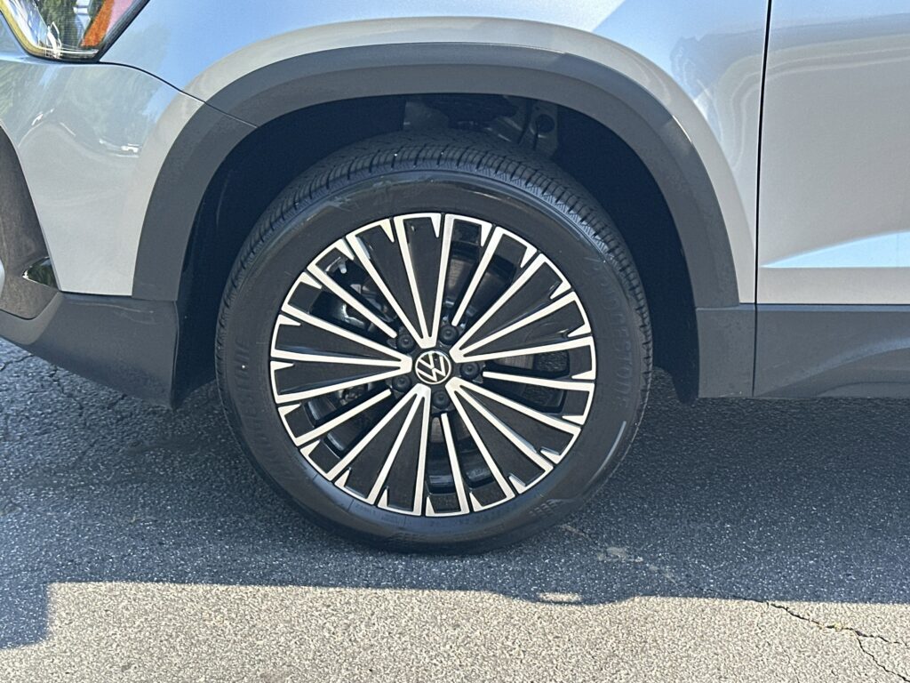 2025 Volkswagen Taos SE