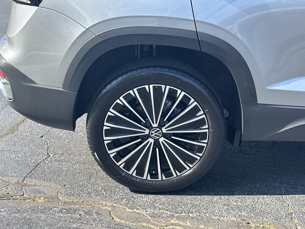 2025 Volkswagen Taos SE