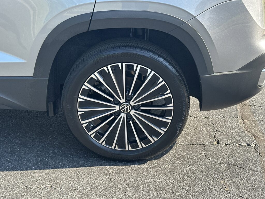 2025 Volkswagen Taos SE
