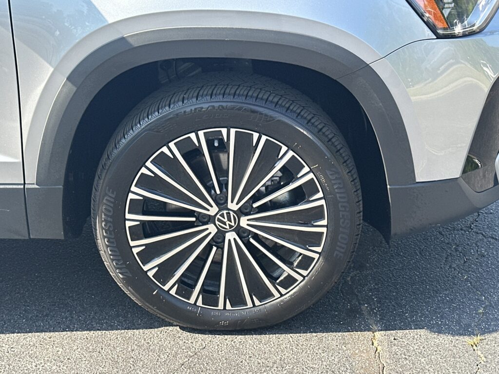 2025 Volkswagen Taos SE