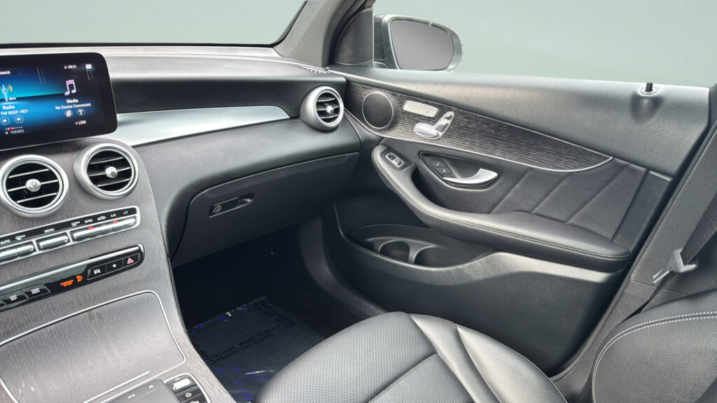 2021 Mercedes-Benz  GLC 300