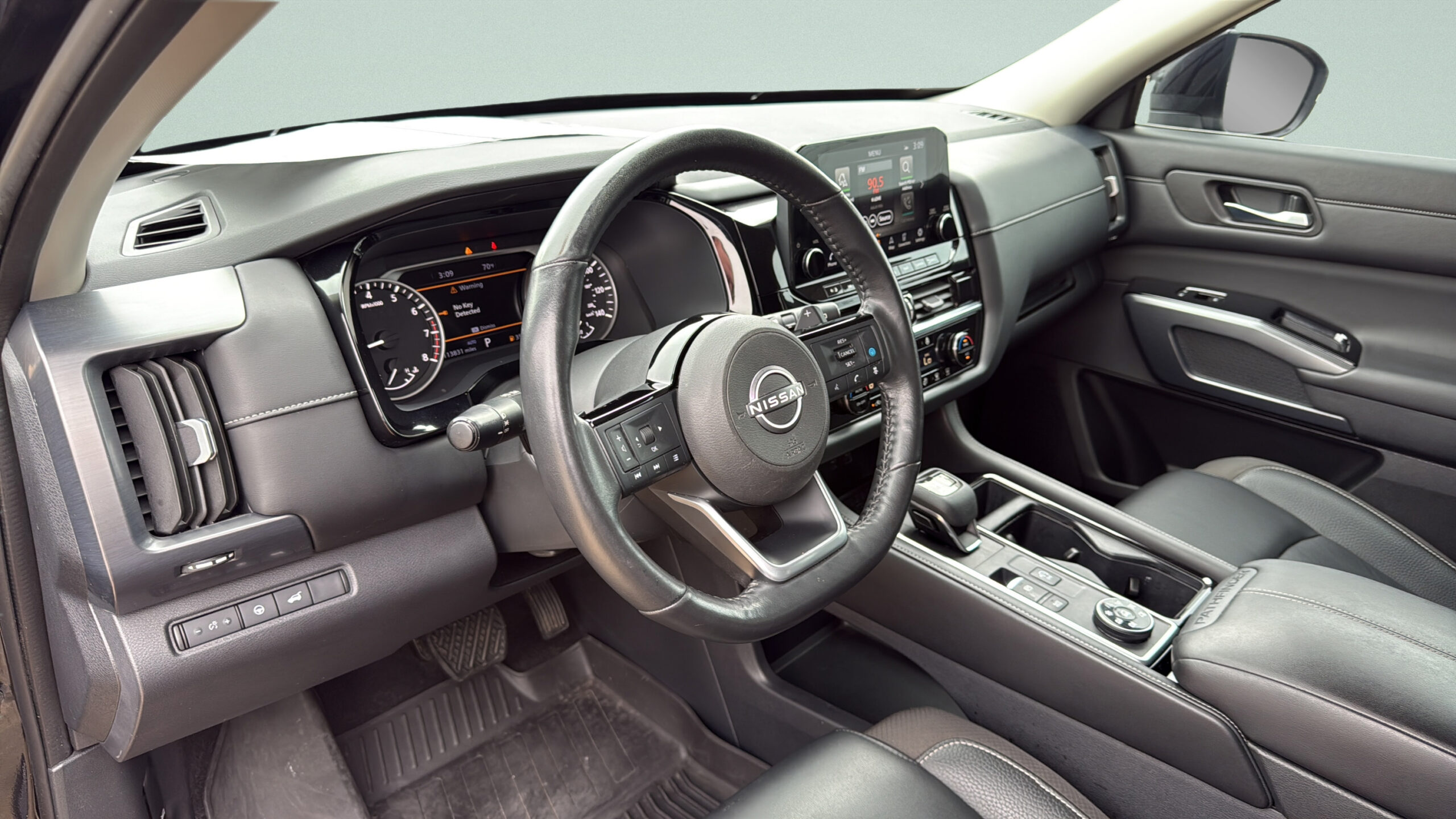 2023 Nissan Pathfinder SL