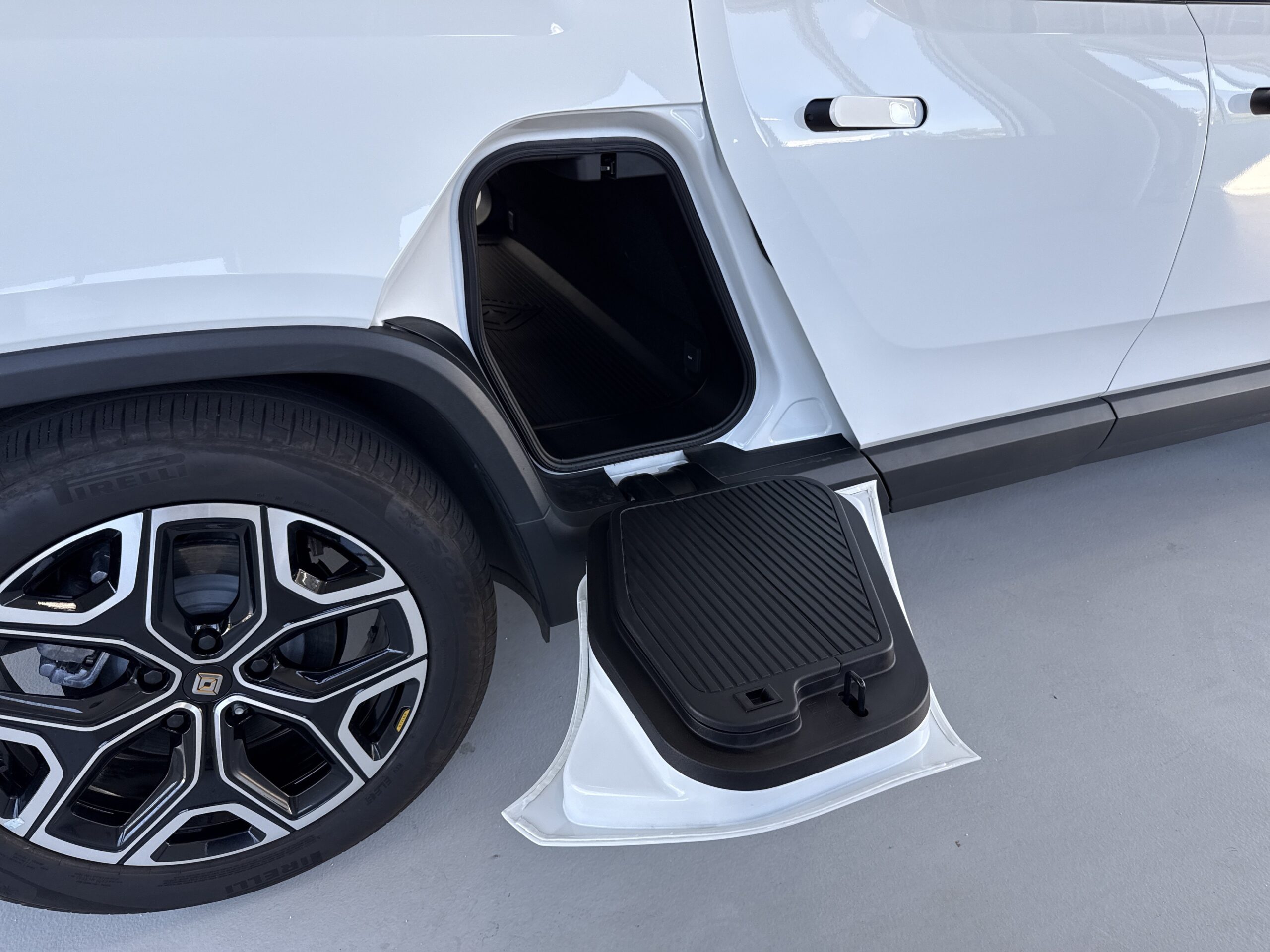 2025 Rivian R1T Adventure