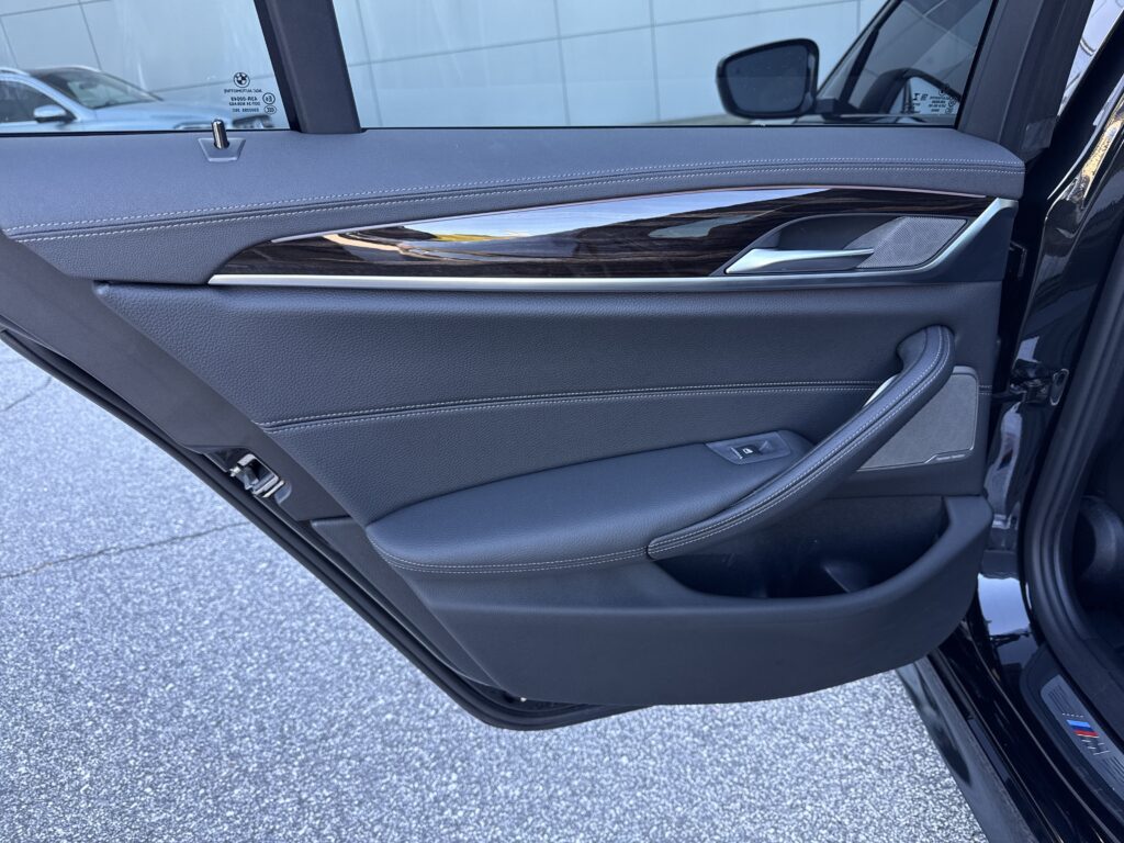 2022 BMW  M550i xDrive