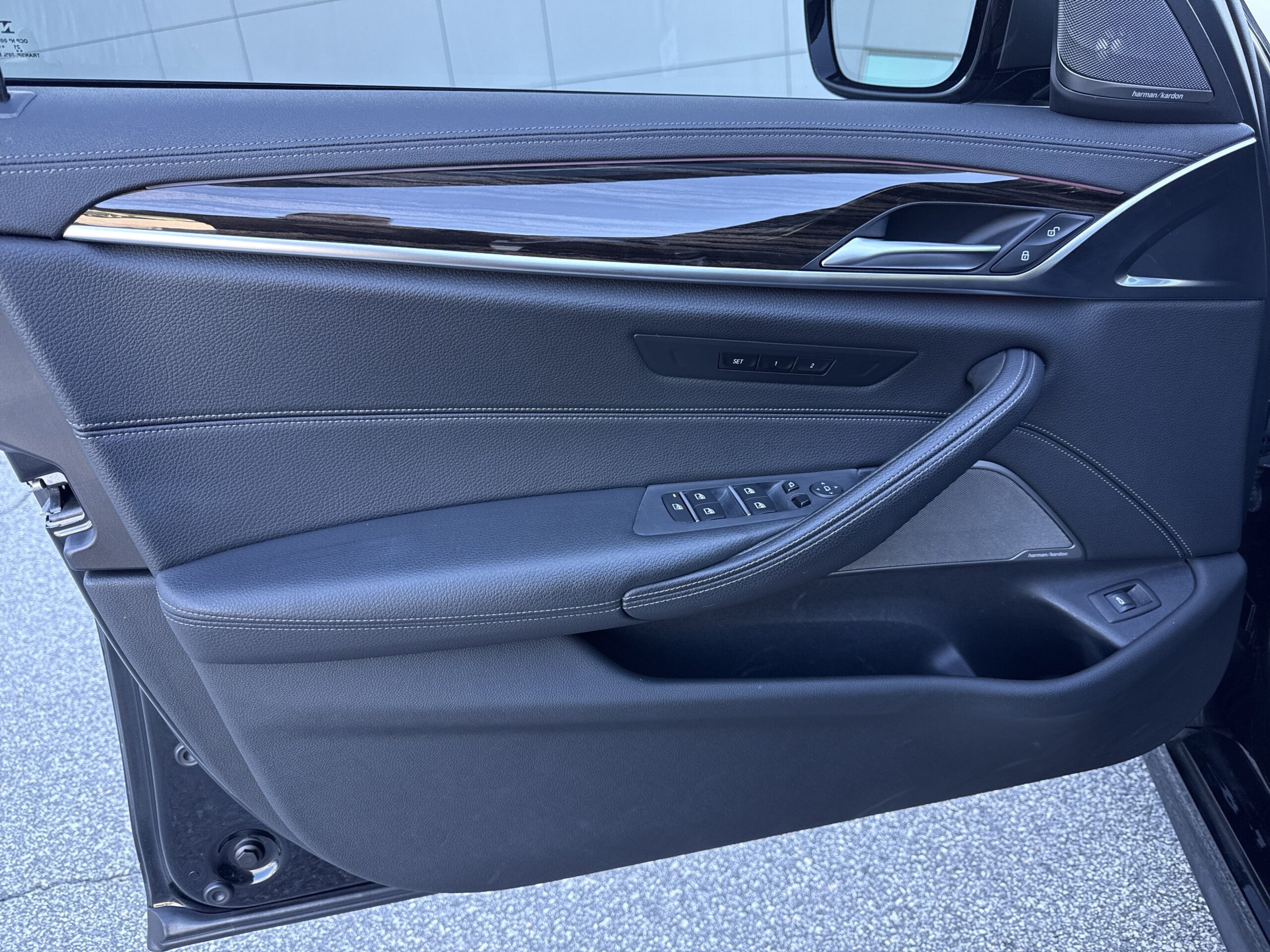 2022 BMW  M550i xDrive