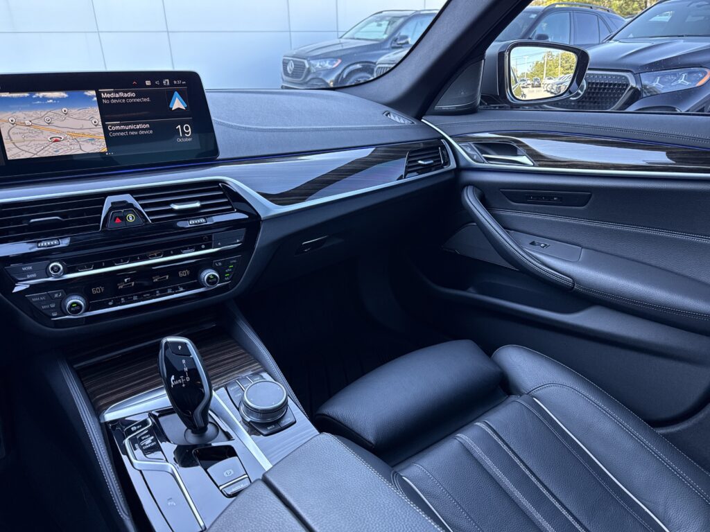 2022 BMW  M550i xDrive
