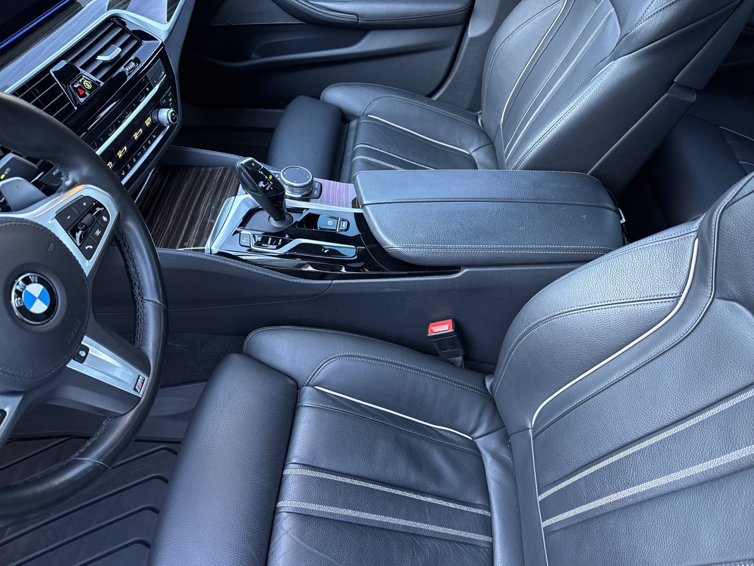 2022 BMW  M550i xDrive